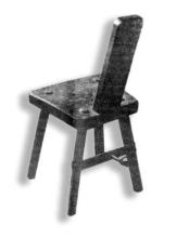 Dubová popravná stolička prechovávaná v Miklušovej väznici. Tá dnešná je už len kópiou originálnej, ktorá spráchnivela. Odsúdenec na nej sedel rozkročmo s rukami pripútanými o kovanie na nohách, s hlavou opretou o to, čo pripomína normálne stoličkové operadlo.