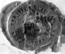 Pečať Buzinky z roku 1839 popis: Odtlačok pečatidla do červeného vosku z roku 1839 kruhopis: medzi kružnicami "BUZYNKA HELLSÉGE PECSÉTYE 1839", hore v strede medzerník slnko