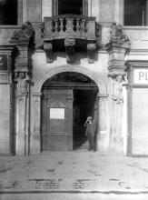 Brána Barkóczyho paláca na Hlavnej ulici. Prvé sídlo Košickej spiriteľne, dnes tam sídli Verejná knižnica Jána Bocatia.