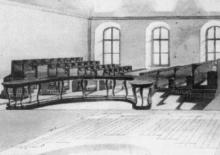 Kendov výkres radničnej zasadačky z roku 1814 s kurióznym polmesiacovitým stolom v popredí. Stôl pravdepodobne učaroval primátorovi Schusterovi, ktorý ho silou-mocou chcel mať v radnici znovu umiestnený.