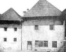 Fasáda Miklušovej väznice odfotografovaná na sklonku 19. storočia z náprotivného domu. Všimnite si zamurované vstupné dvere a plechovú okenicu.