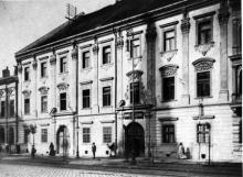 Budova dnešného Slovenského technického múzea nafotografovaná v niektoré letné ráno /podľa tieňa veže františkánskeho kostola/ roku 1909. Bolo to pár mesiacov po tom, ako sa odtiaľto vysťahovalo Veliteľstvo šiesteho armádneho zboru do práve dokončenej budovy "Divízie". Podľa nápisu nad bránou tu však ostali kasárne pre domobraneckú pechotu.