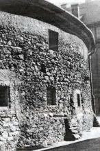 Takto nafotografovali detail Katovej bašty niekedy v tridsiatych rokoch nášho storočia. Tehlové činžové domy stavané firmou Huga Kaboša ju už stihli z dvoch strán obšancovať.