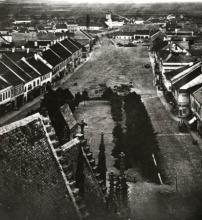 Budova dnešného Slovenského technického múzea nafotografovaná v niektoré letné ráno /podľa tieňa veže františkánskeho kostola/ roku 1909. Bolo to pár mesiacov po tom, ako sa odtiaľto vysťahovalo Veliteľstvo šiesteho armádneho zboru do práve dokončenej budovy "Divízie". Podľa nápisu nad bránou tu však ostali kasárne pre domobraneckú pechotu.