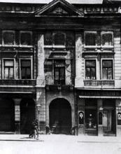 Známy záber brány barokového Barkóczyho paláca, kde dnes sídli Knižnica Jána Bocatia. V paláci v čase vzniku tejto fotografie pôsobil akýsi Bilitz Győző, čalúnnický dekoratér /krstné meno Győző znamená všade inde na svete Viktora/. V tom čase bol už majiteľom paláca gróf Hadik, bohatý miestny statkár, po ktorom uvádzala dobová literatúra túto stavbu aj ako Hadik-Barkóczy palota.