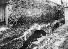 Z vykopávok, ktoré na Katovej bašte realizoval vtedajší riaditeľ múzea doktor Alexander Mihalik v roku 1940, sú známe iba dve fotografie. Na tejto je vidieť úsek korvínovských hradieb na severnej strane bašty, postavený nad trojitým klenutím bývalého kamenného mosta vedúceho do barbakanu pred Maľovanou či Drábskou bránou. Fotografia navyše ukazuje kladenie vrstiev kamenného muriva hradby, čo už dnes nevidno, vďaka prílišnej pamiatkovej starostlivosti.