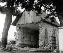 Rekonštrukcia románskeho kostola Sv. Jána Krstiteľa z 13. storočia - odkrojená západná časť kostola s vežou - fotografia vyhotovená v lete roku 1994.