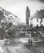 Jedna z prvých fotografií zobrazujúcich Košice vznikla okolo polovice 19. storočia a nasnímali ju z okna dnes už neexistujúcej farskej budovy. Okrem zablatenej Hlavnej ulice plnej kaluží, na ktorej sú zachytené aj rozmazané postavičky ľudí /expozícia záberu musela byť dosť dlhá/ je tu zvečnená aj časť divadelno-kaviarenského komplexu. Úplne vpravo vidieť vstup do krámu, vedľa ktorého ústil vývod dymu z pece, ktorou miestnosť vykurovali. Tento vývod očadil časť fasády divadla, čo fotografia ukazuje a zdá sa,