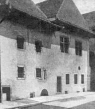 Pohľad na komplex Miklušovej väznice po zreštaurovaní v roku 1942. Kamenná šambrána dverí na západnom dome - bližšie k fotografovi - je na nepravdepodobnom mieste, asi bola druhotne umiestnená. Tmavý pruh pred ňou v chodníku a ulici je nezaasfaltovaný pozostatok vykopávok „tajnej" chodby.