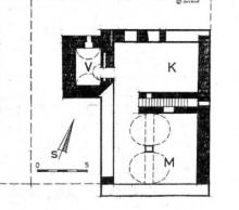 Pôdorys najstaršieho domu z 13. storočia zachovaného v stavebnej hmote komplexu Miklušovej väznice. Vyčiernené sú tie murivá, ktoré sa zachovali dodnes. Písmeno M označuje mázhaus - vstupnú miestnosť domu, K kuchyňu a V vežičku. Čiarkovane je vyznačená línia pôvodnej parcely. Pôvodné okna a dvere dnes ťažko identifikovať, preto v pôdoryse nie sú. Pôdorys je schematicky zjednodušený, pretože v skutočnosti na stavbe nie sú pravé uhly, všetko je trochu „šrégom".