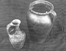Keramické nádoby, krčah a veľký hrniec, zreštaurované z úlomkov vykopaných počas archeologického výskumu doktora Gašaja v rokoch 1997/98.