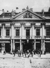 Pohľad na klasicistickú Langerovu budovu radnice niekedy v zlatých časoch mešťanostovania Teodora Münstera, okolo roku 1890.