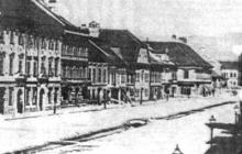 V takzvanej Szabóovej kolekcii fotografií nasnímaných okolo roku 1880 je aj fotografia západného domoradia horného konca Hlavnej ulice. Pri silnom zväčšení na nej pomerne dobre vidieť nárožie Hlavnej a Zbrojničnej ulice s ešte pôvodnou budovou Zeughausu.