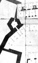 Detail zobrazenia kavaliera /celkom vľavo hore/ a prízemia luxemburskej veže s päťuholníkovým pôdorysom /zhruba uprostred/ na pláne z roku 1809/10. Plán je kreslený tak, že do kresby veže zasahuje z pravej strany kresba prvého poschodia, takže obrys kavaliera sa tam znovu opakuje.