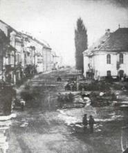 Jedna z najstarších zachovaných fotografií vznikla okolo polovice 19. storočia a nasnímali ju z okna dnes už neexistujúcej farskej budovy. Ide o pohľad z juhu a vpravo vidno časť divadelnej budovy / Východoslovenské múzeum