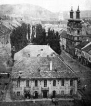 Fotografia zo severnej veže Dómu vyhotovená pred rokom 1875 zachytáva divadelnú stranu komplexu. V pozadí vidieť promenádu s topoľmi / Východoslovenské múzeum